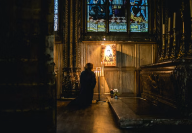 Zamislite potpunu tišinu. Sami ste, bez spoljašnje buke — i odjednom imate snažan utisak da ste čuli svoje ime. Nije jasno odakle dolazi zvuk, ali doživljaj deluje stvarno i intenzivno.