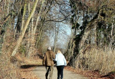 Šta znači voleti nekoga starijeg: izazovi, prednosti i realna očekivanja